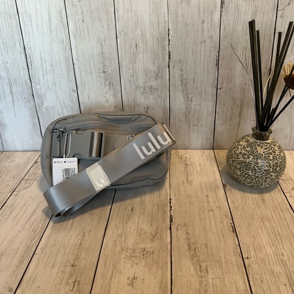 NWT LULULEMON EVERYWHERE BELT BAG SILVER DROP/ WHITE WATERMARK - Picture 3 of 4